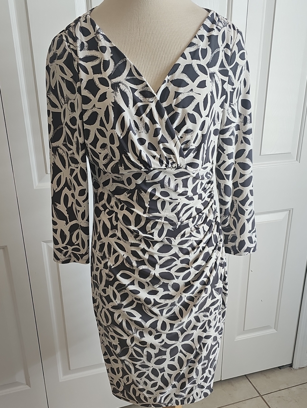 Lauren Ralph Lauren Ruched Sheath Dress Womens Size 10 Grey White Geometric Poly